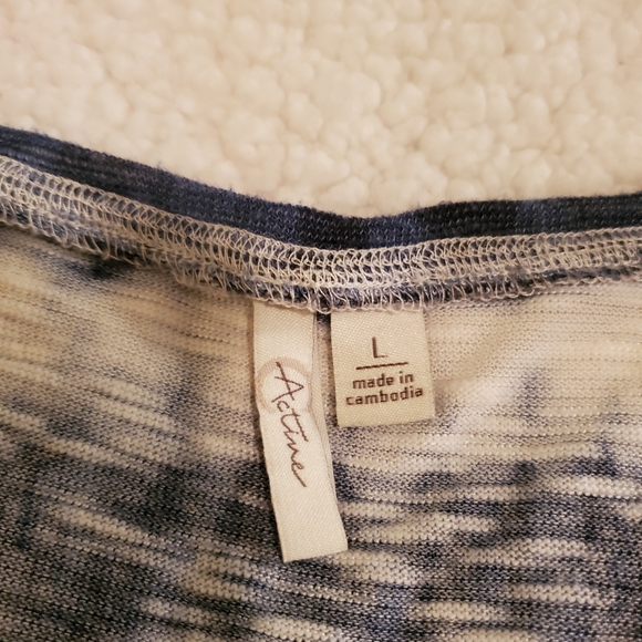 Cato Active Women's Size Large pull over short sleeve tye dyed blue & white top - Picture 3 of 6